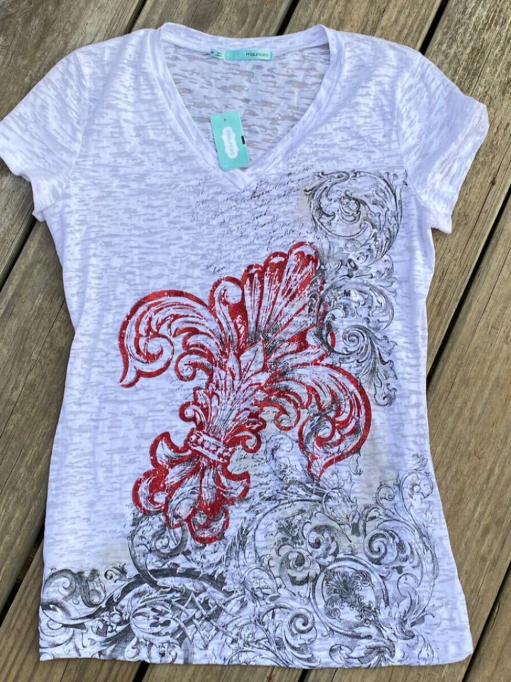 NWT Fleur de lis Maurices V-Neck Lightweight White Red Gray T-Shirt Size Medium
